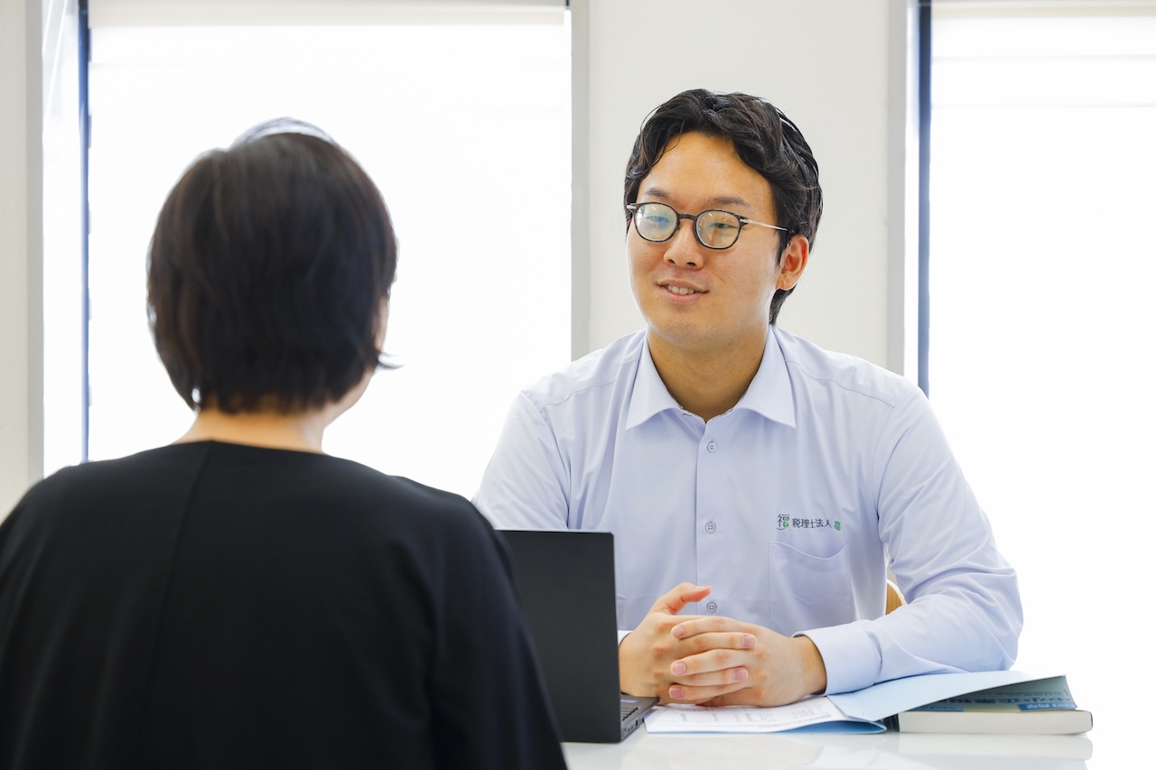 面談の様子 | 税理士法人福