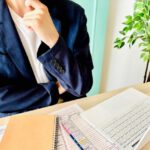 悩んでいる様子の経営者 | 税理士法人福